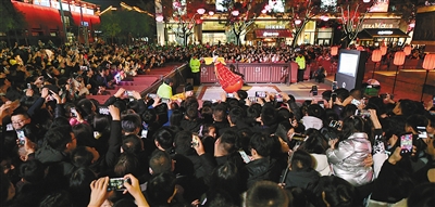 从＂石头哥＂到＂不倒翁＂ 大唐不夜城＂网红天团＂ 的快乐与困惑