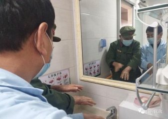 护理员王庆乾教老人七步洗手 父子俩坚守岗位共抗疫情