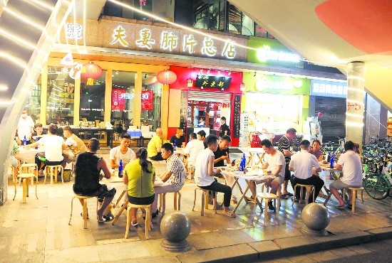 成都市中心出现“深夜食堂” 老字号摆起了夜宵摊