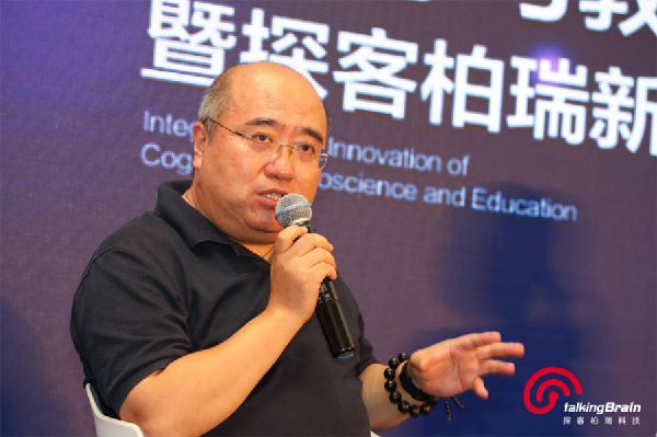 新华网融媒体未来研究院院长杨溟在活动现场发言