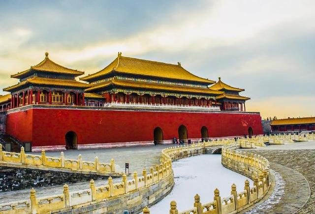 故宫上新了！初雪日落图美轮美奂