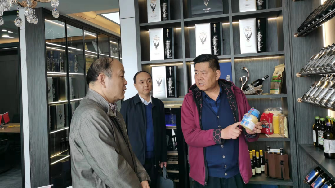 西安市侨联党组书记、主席杨庆一行莅临小骆驼海外仓考察交流