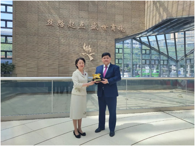 中国-中亚峰会后，大唐西市博物馆收到了来自哈萨克斯坦总统的一份礼物！