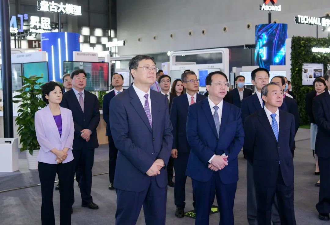 携手共创更加美好的智能世界！2023世界人工智能大会在沪开幕，陈吉宁致辞，龚正主持