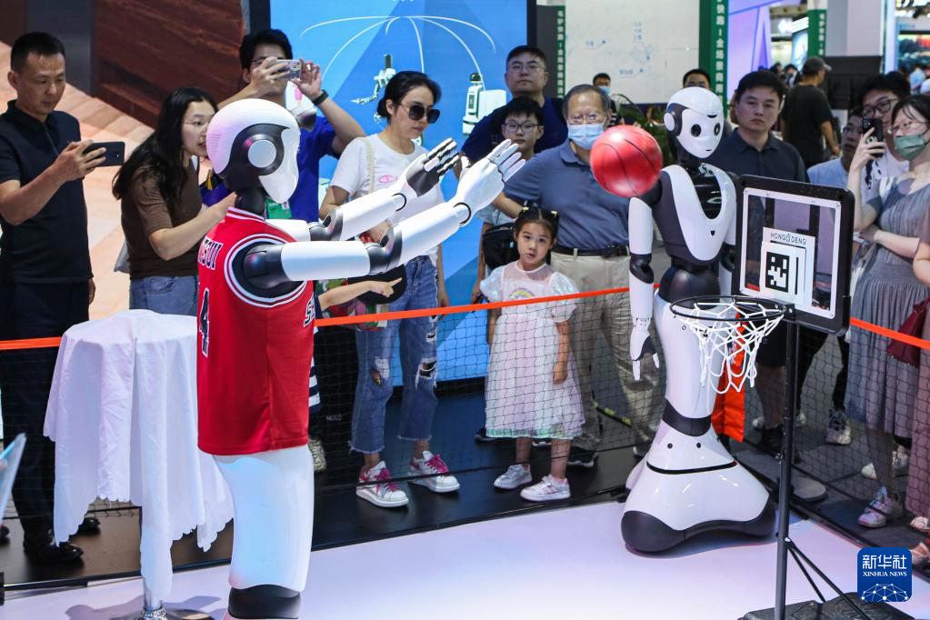 世界人工智能大会上演AI“才艺秀”