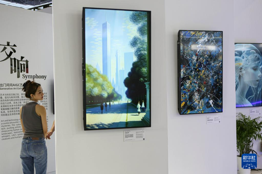 观众参观主题为“交响”的AIGC艺术展