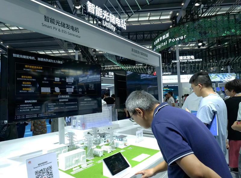2023国际数字能源展观众在展会上观看智能光储电站模型