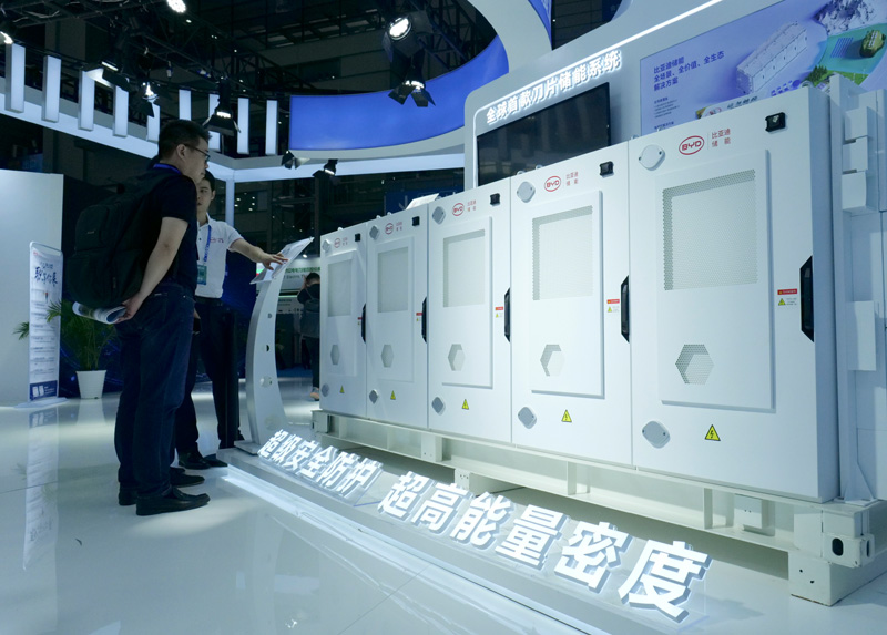 2023国际数字能源展观众在展会上了解比亚迪推出的刀片储能系统