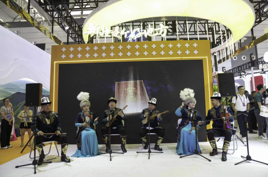 第十届中国西部文化产业博览会开幕 新疆近千件文创产品亮相古城西安