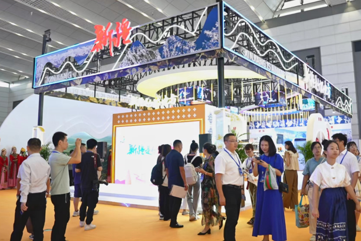 第十届中国西部文化产业博览会开幕 新疆近千件文创产品亮相古城西安 