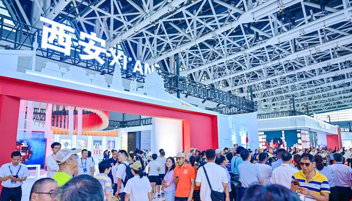 第十届中国西部文化产业博览观众在展馆观展