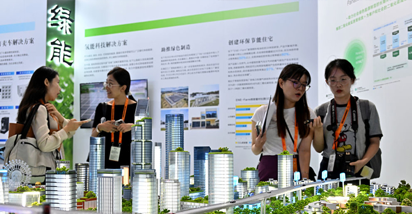 9月2日，观众在2023年服贸会上参观松下“未来智慧城市”沙盘