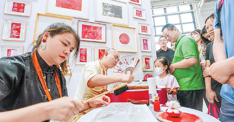 陕西展区的非遗拓印文创制作吸引不少参观者观看