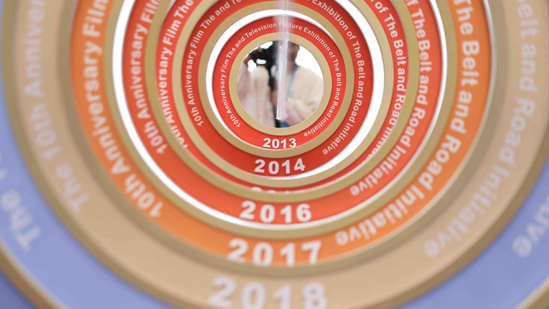一个个历史瞬间、一幅幅生动图景，诠释了“和平合作、开放包容、互学互鉴、互利共赢”的丝路精神