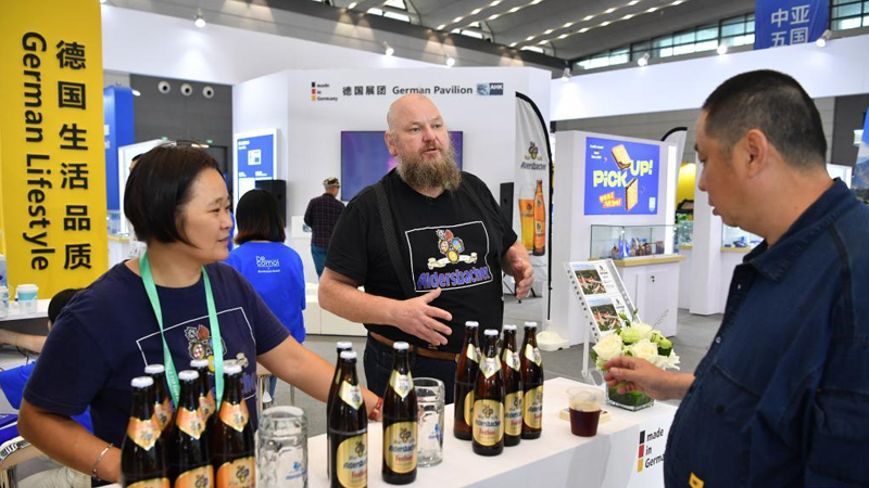 观众在2023欧亚经济论坛经贸合作博览会暨中国（陕西）进出口商品展上品尝一款进口啤酒