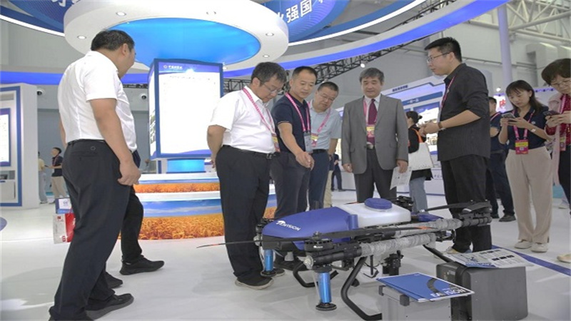 中国科学院参展的用于喷洒农药防控农业病虫害的“全域感知智能无人机”