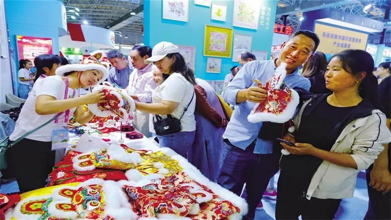 9月22日，观展者在农高会B馆选购商品
