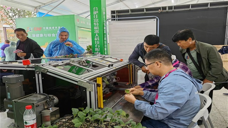 安徽省农业科技企业展示的果蔬智能嫁接机，可准确高效完成蔬菜育苗过程中嫁接作业