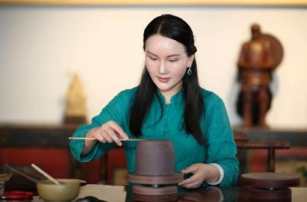 耿春华：浓墨重彩写就人生华章 肩负使命促进文化交流