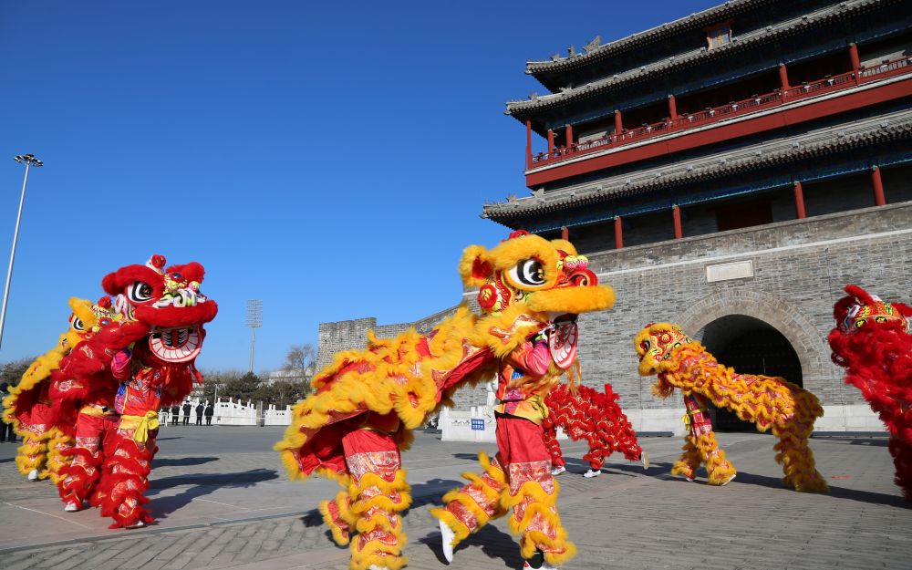 北京东城区永定门广场上，金龙腾跃、雄狮起舞，热闹非凡