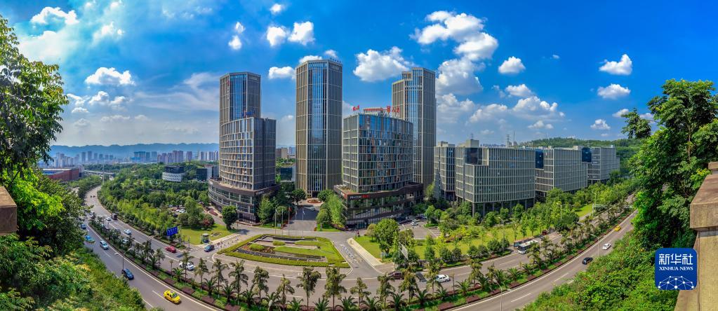 中国（重庆）自由贸易试验区内的重庆两江新区数字经济产业园全景图