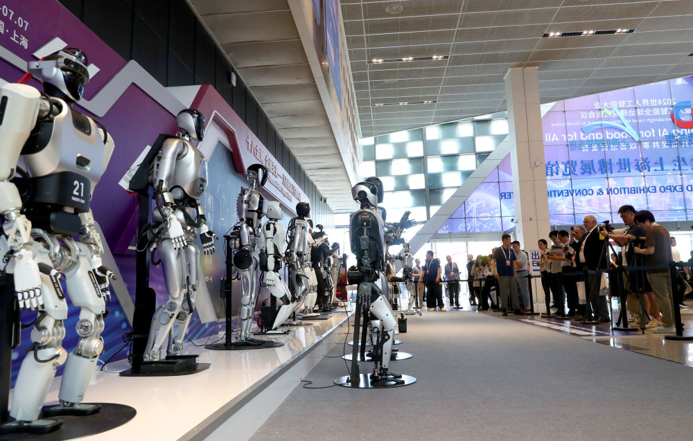 在2024世界人工智能大会上，一组人形机器人在展览入口处进行集中展示
