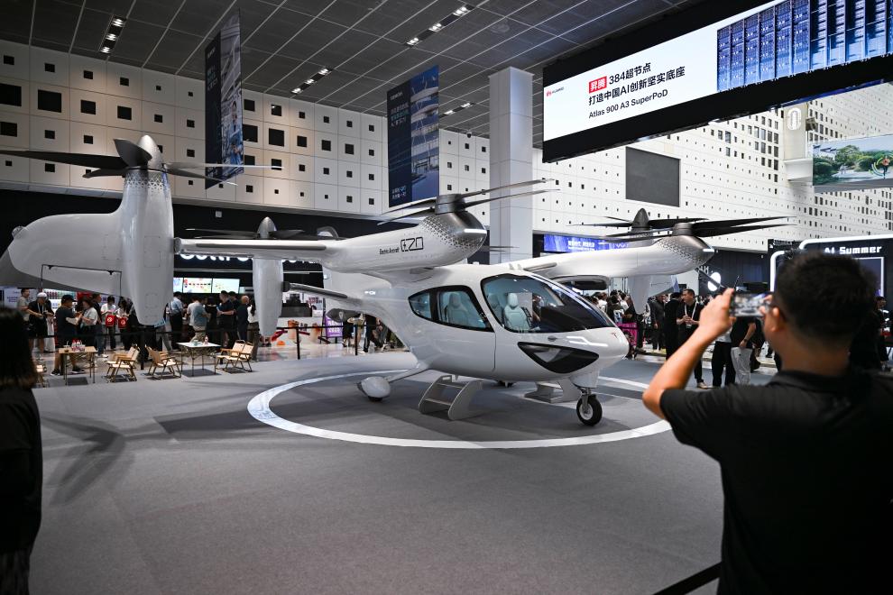 2025世界人工智能大会拍摄的时的科技电动垂直起降飞行器