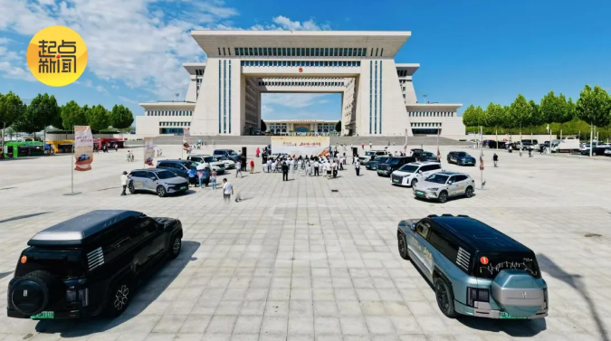 2025丝路万里行全媒体采访团霍尔果斯出关 开启跨国采访新征程