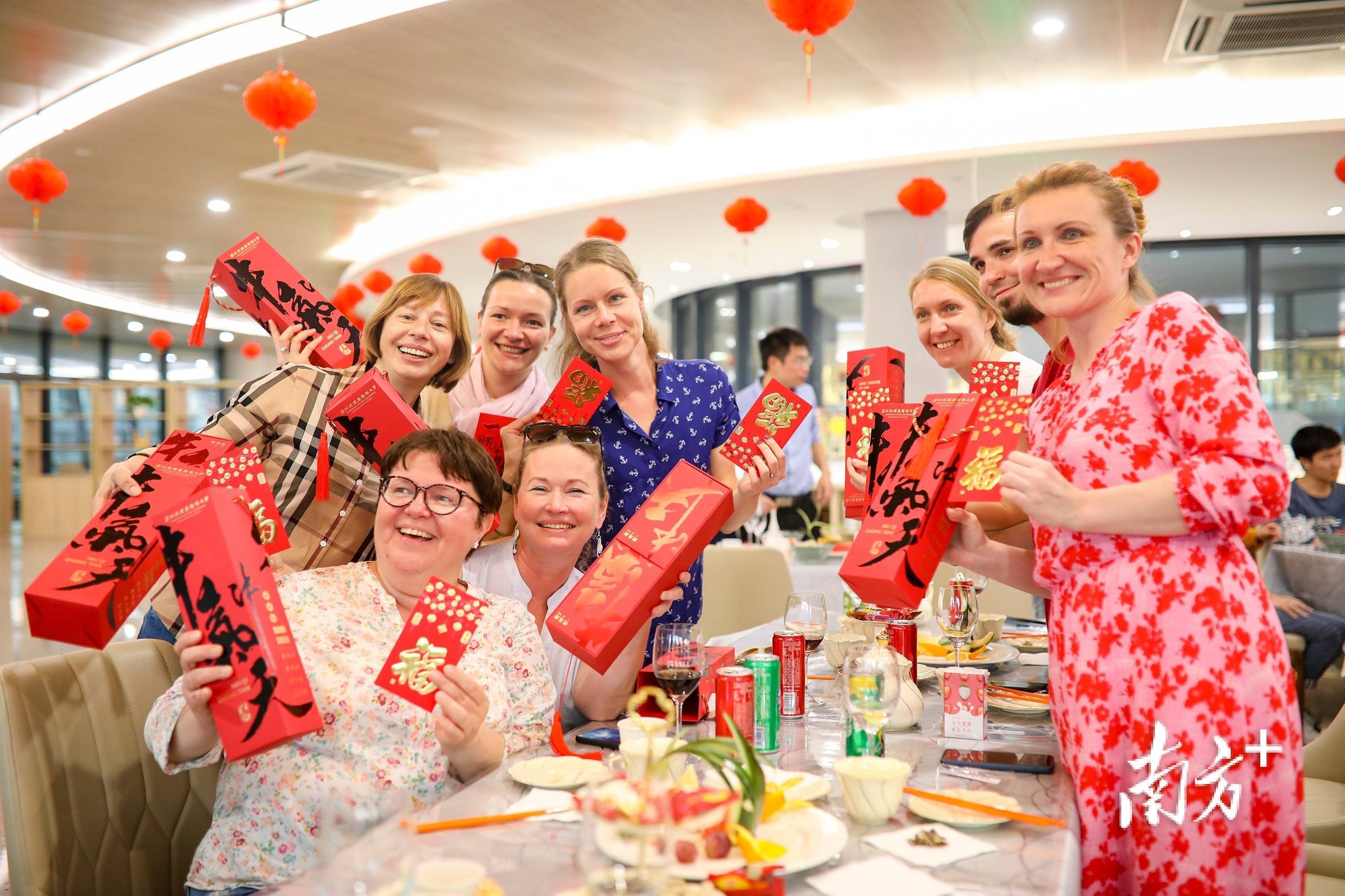 外国友人共度欢乐中国年，向世界递上中国名片