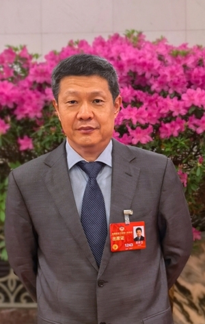 黄群慧委员：让先进制造业当“骨干”