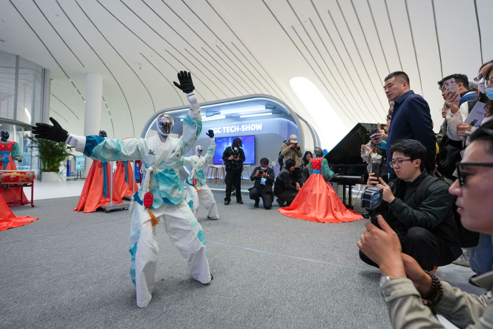 在中关村国际创新中心，机器人乐队与舞蹈机器人在表演