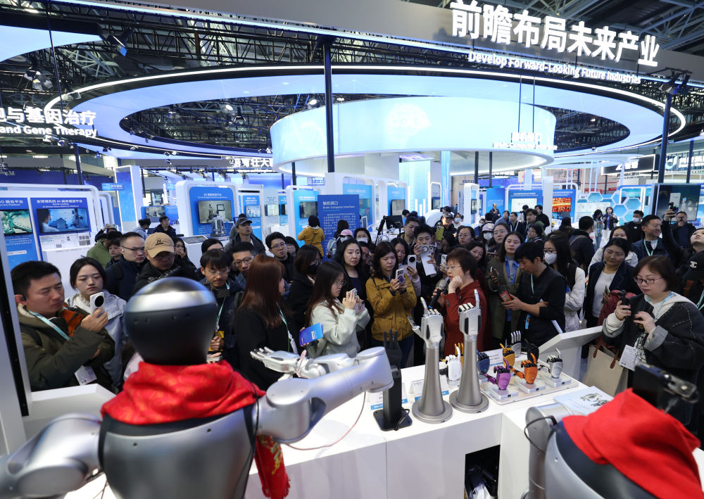 观众在中关村展示中心常设展上参观交流