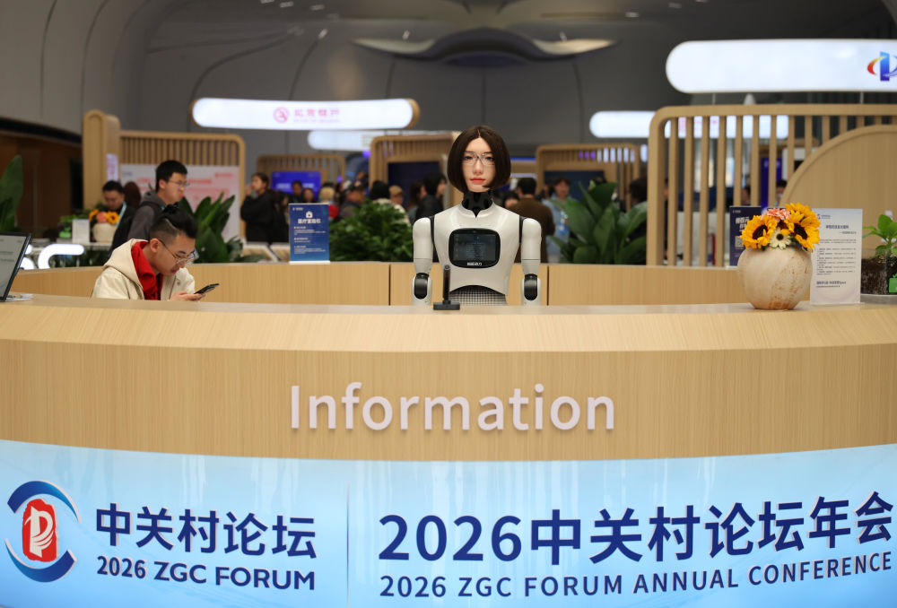 3月24日在中关村国际创新中心咨询台拍摄的“迎宾”机器人小诺