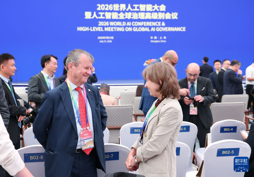 与会嘉宾在大会开幕前交流
