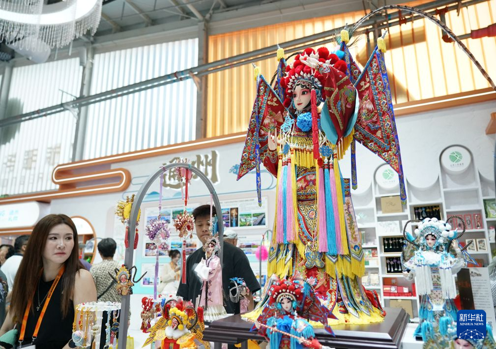 观众在文旅服务专题展参观