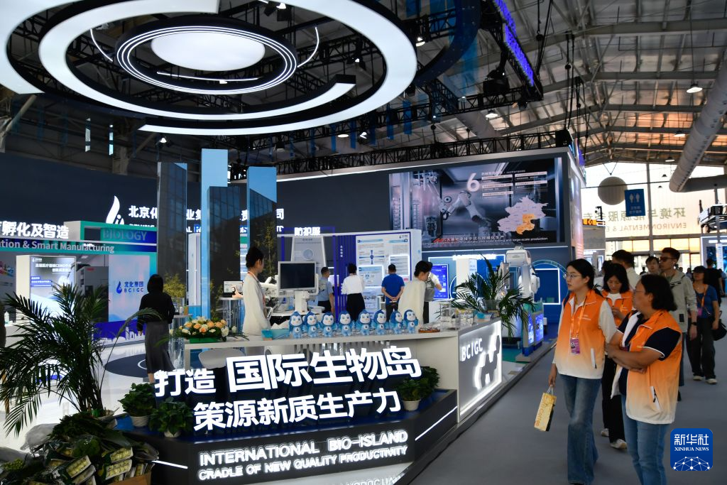 观众在服贸会展馆内参观